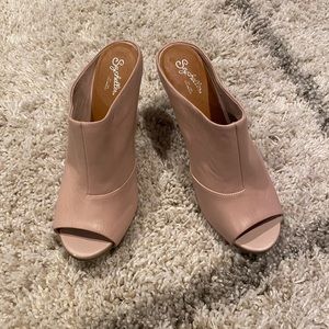 NEW. No box. Small imperfection on right front of shoe as seen in first pic.